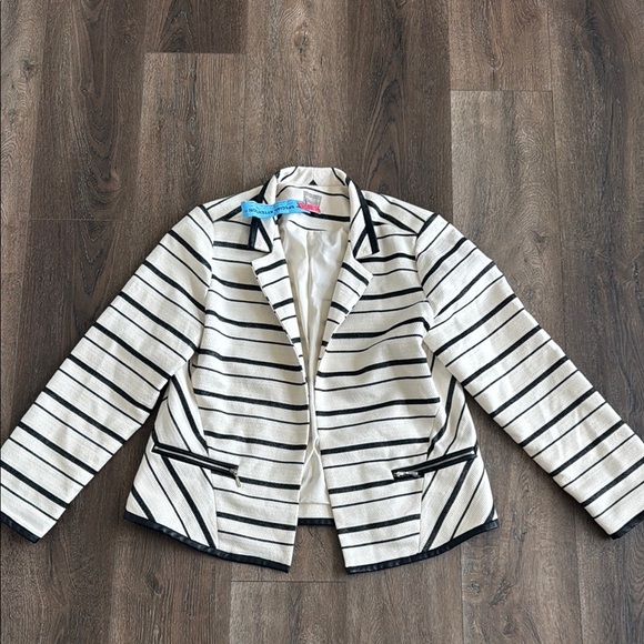 Chicos Blazer.  Cream and black with black leather trim.  Very cute! Size 1 (8). - Picture 1 of 7